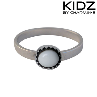 Charmin&#039;s KR05 - Zilveren Charmin*s kinderring met een ronde witte half-edelsteen
